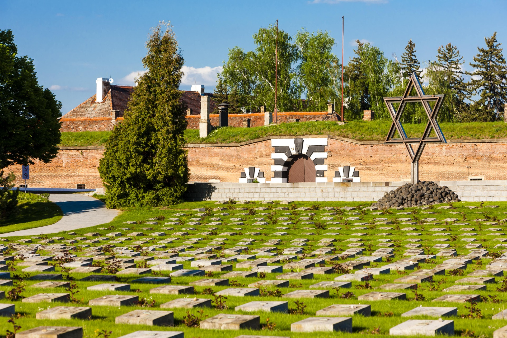Památník Terezín se vstupem, vyzvednutím na hotelu a živým průvodcem